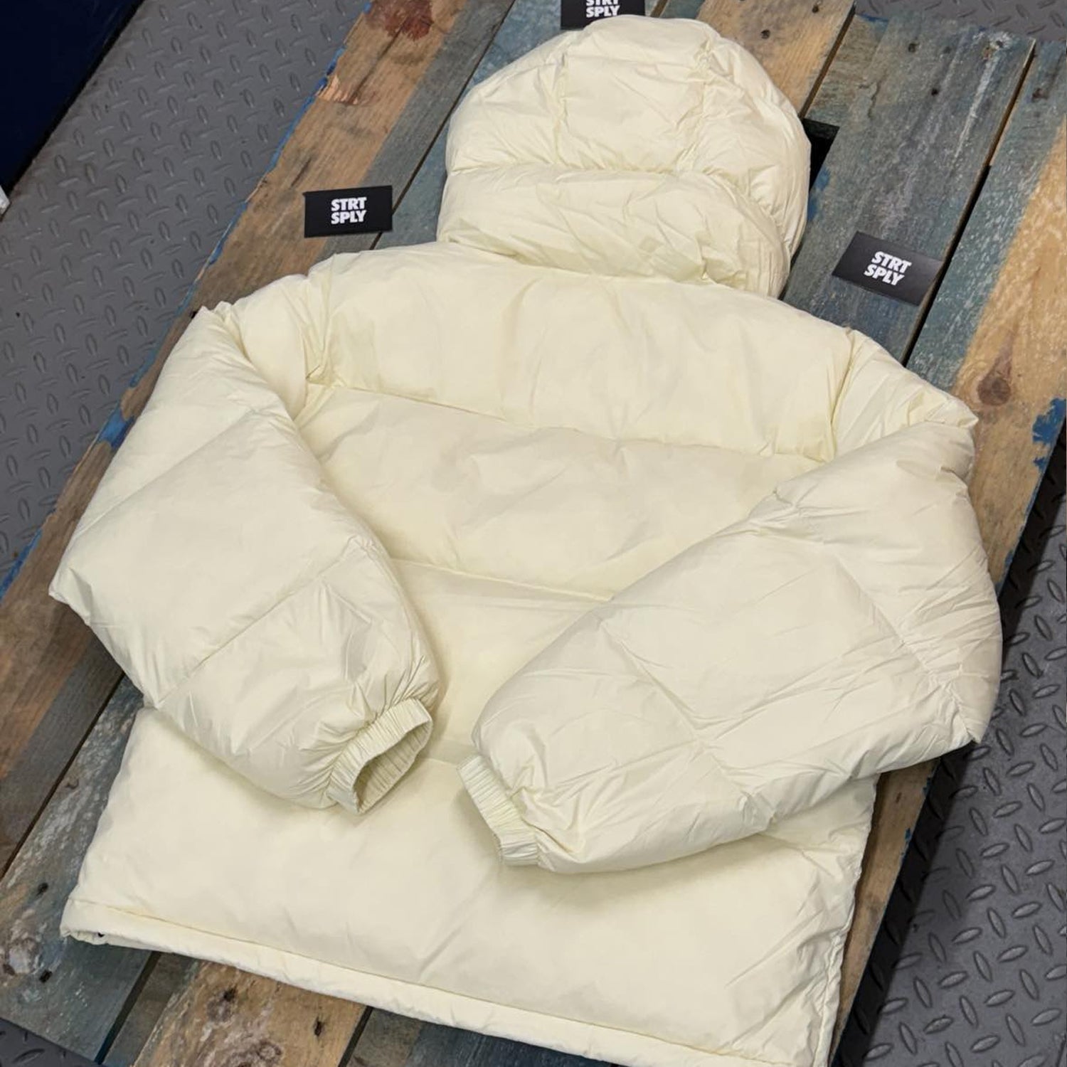 Corteiz RTW Bolo V2 Puffer Jacket - Off White