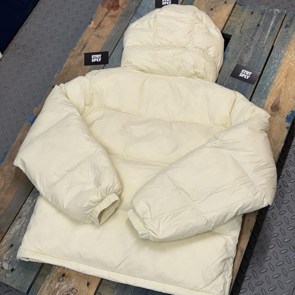 Corteiz RTW Bolo V2 Puffer Jacket - Off White
